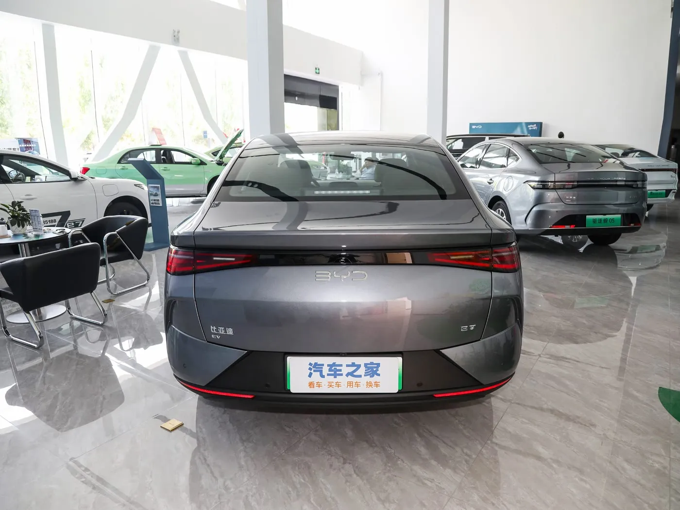 新モデル BYD E7 EV 車 150km/h 最高速度 136HP 180Nm トルク 5 人乗り電気自動車
