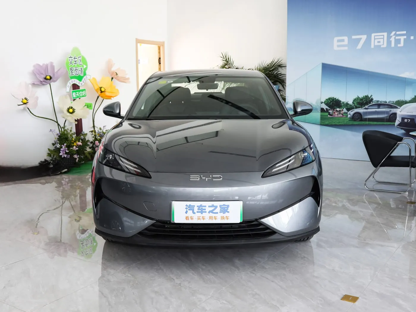 新モデル BYD E7 EV 車 150km/h 最高速度 136HP 180Nm トルク 5 人乗り電気自動車