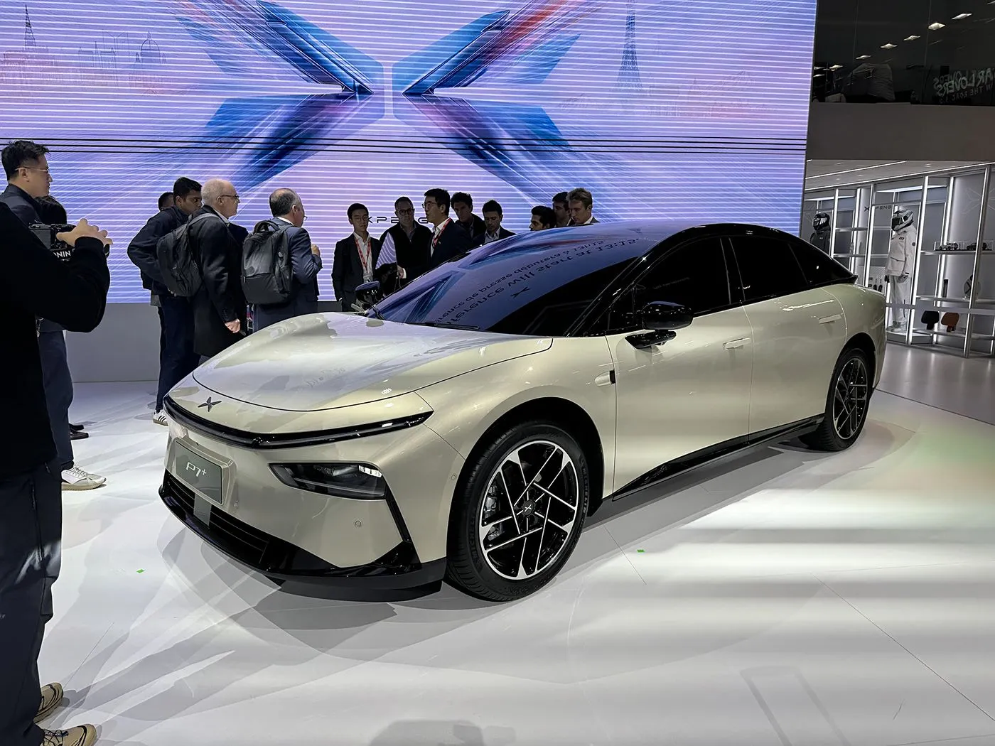 限定版 EV XPENG P7+ 5 人乗り純電気ハッチバック新デザイン左ステアリング 685 キロ最高速度新エネルギー車
