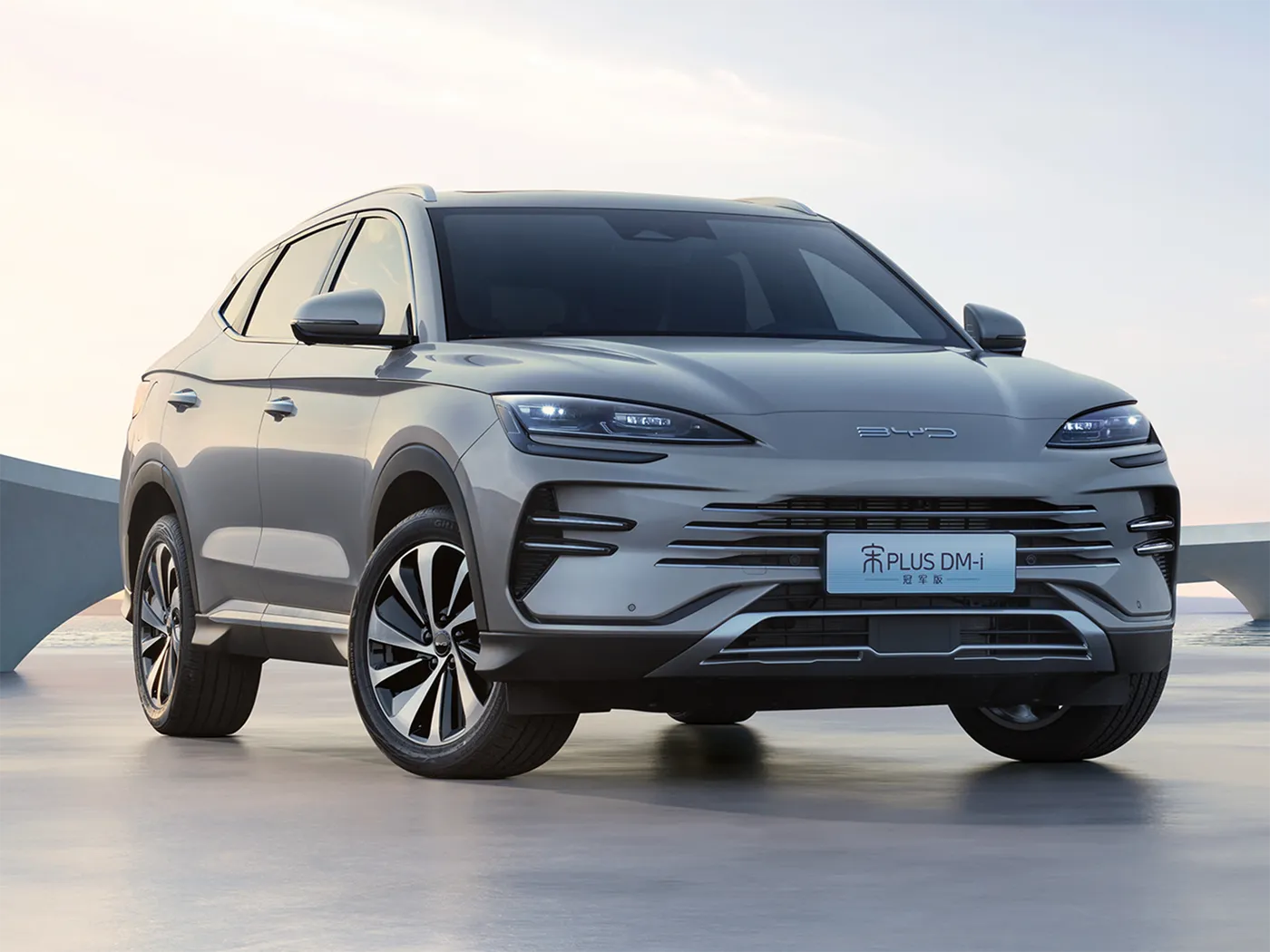 BYD Song Plus SUV オートマチック AWD (リアカメラ付き) レザーシート ハイブリッド燃料左ステアリング