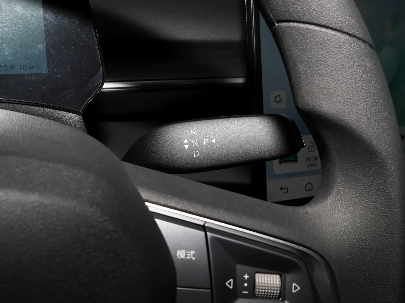 新モデル BYD E7 EV 車 150km/h 最高速度 136HP 180Nm トルク 5 人乗り電気自動車