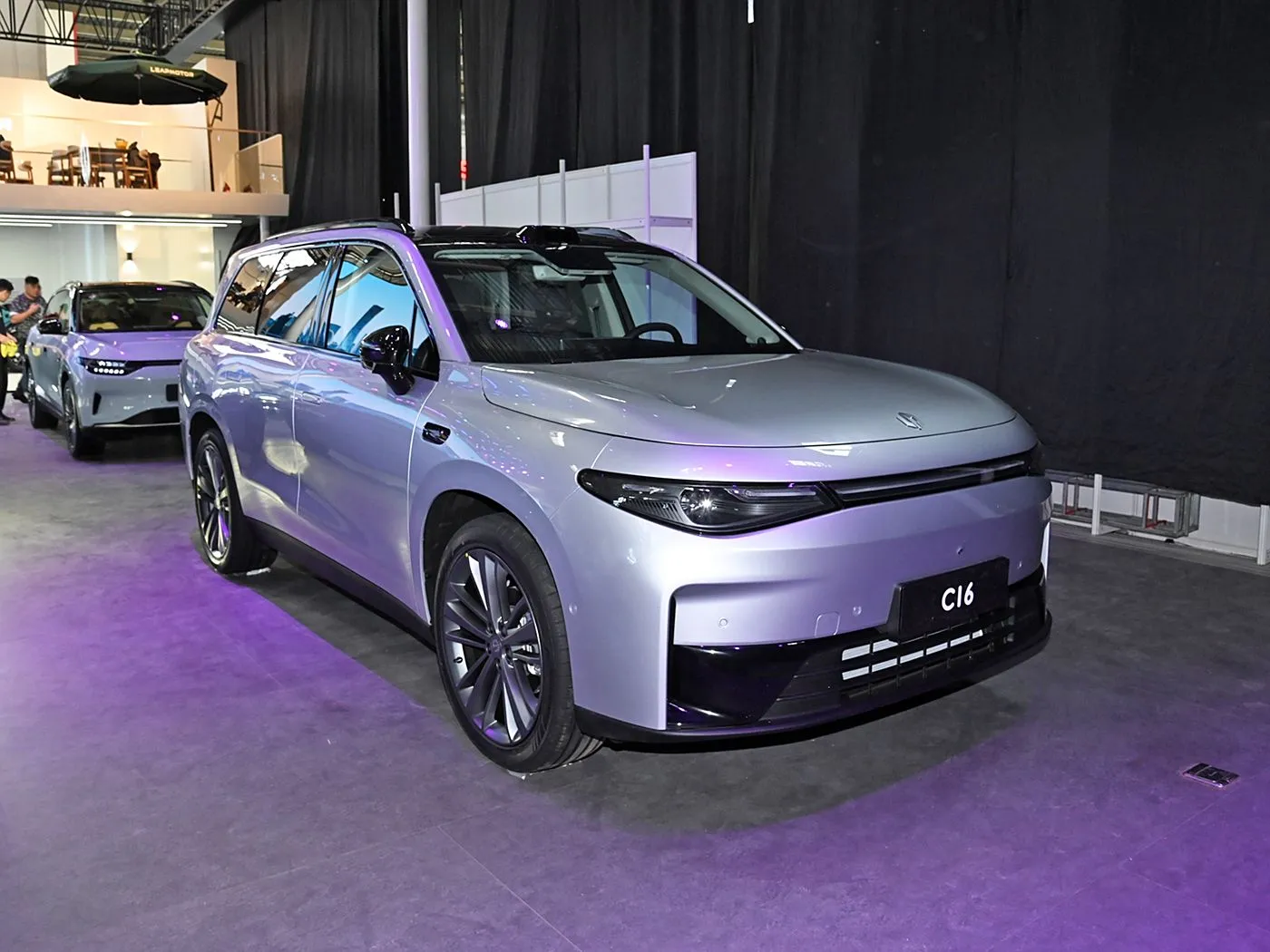 Leapmotor C16 5 ドア 6 人乗り EV SUV 4WD ドライブモード左ステアリング電気 & ハイブリッド燃料新エネルギー自動車