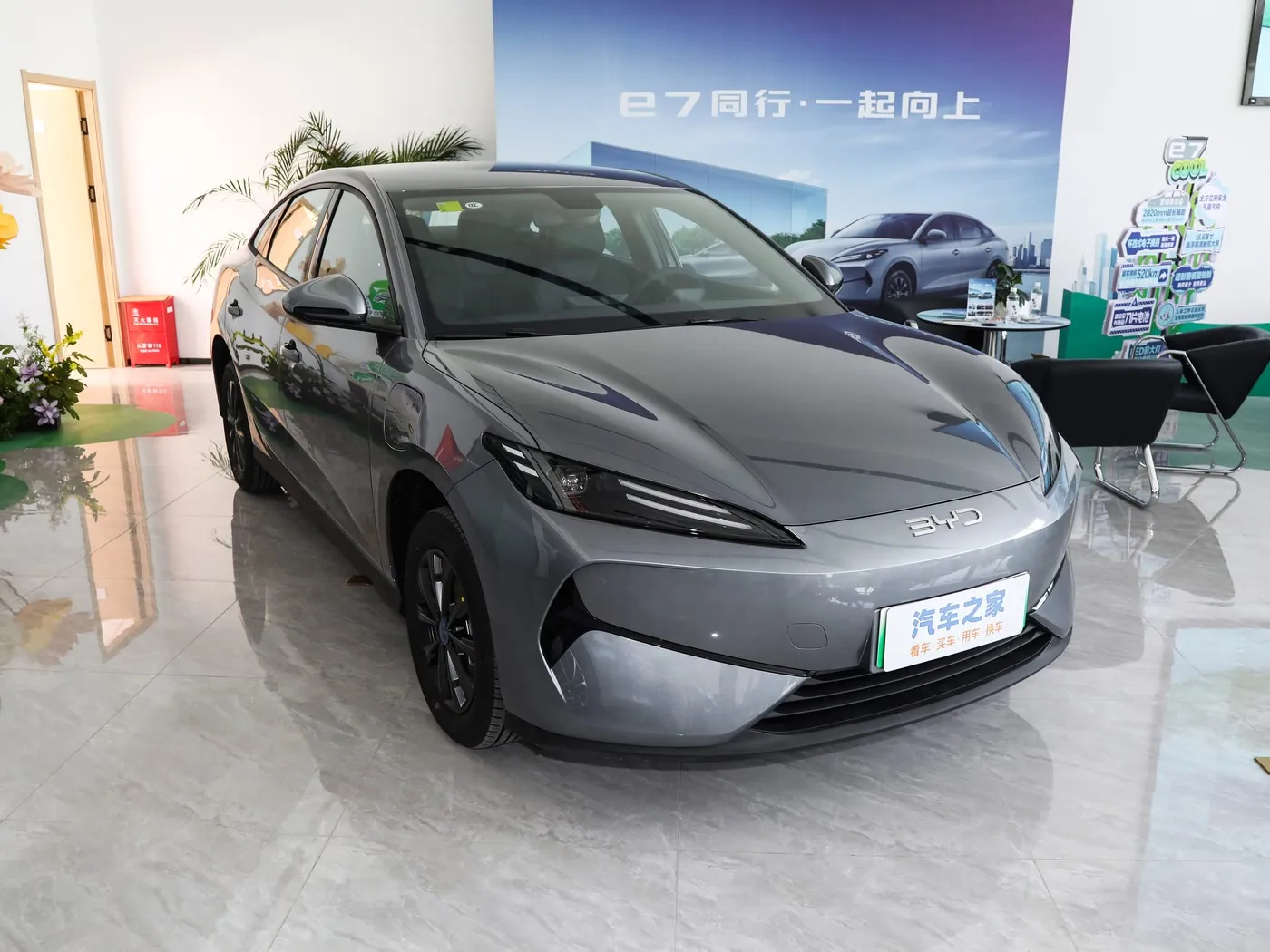 新モデル BYD E7 EV 車 150km/h 最高速度 136HP 180Nm トルク 5 人乗り電気自動車
