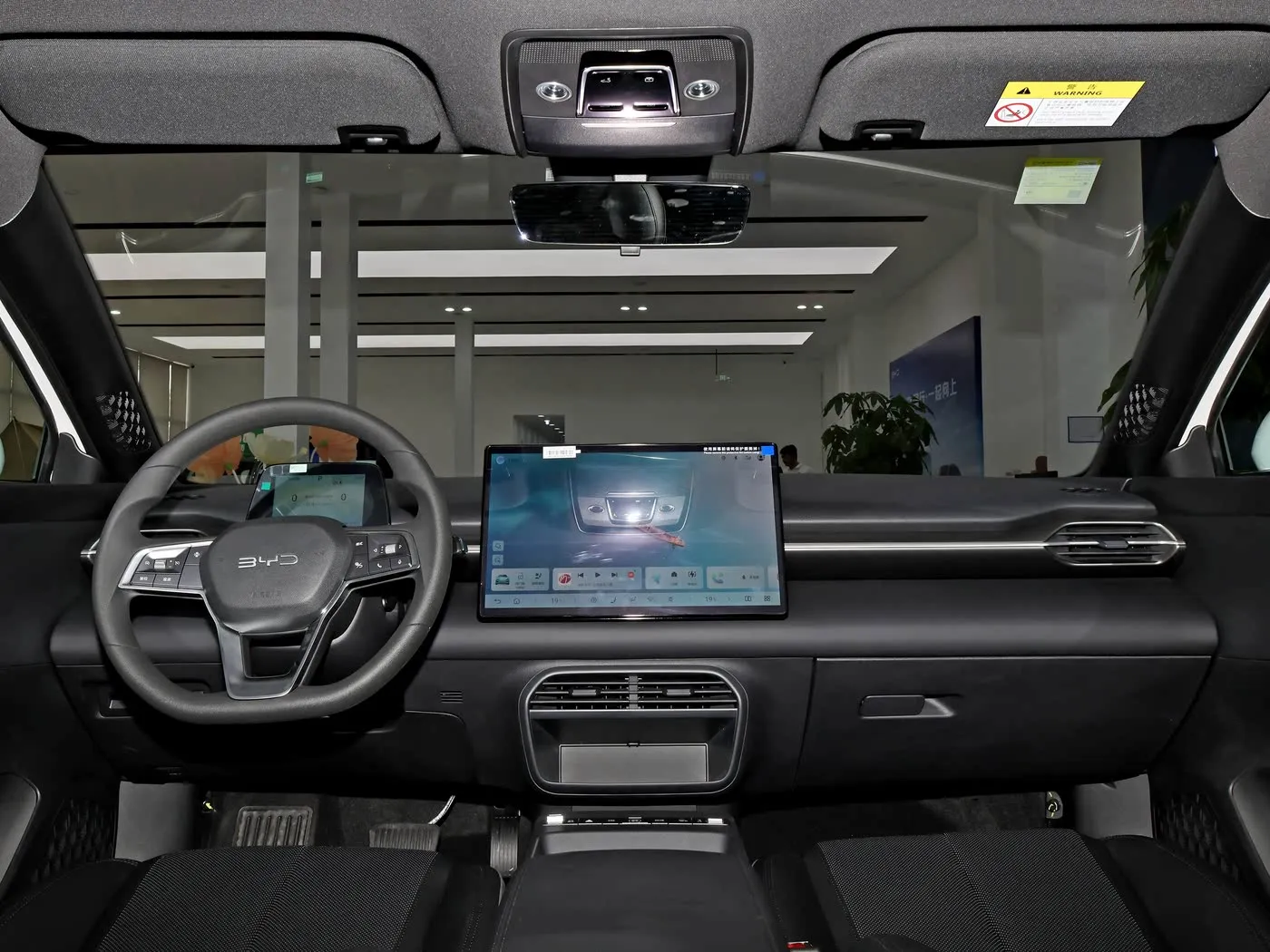新モデル BYD E7 EV 車 150km/h 最高速度 136HP 180Nm トルク 5 人乗り電気自動車