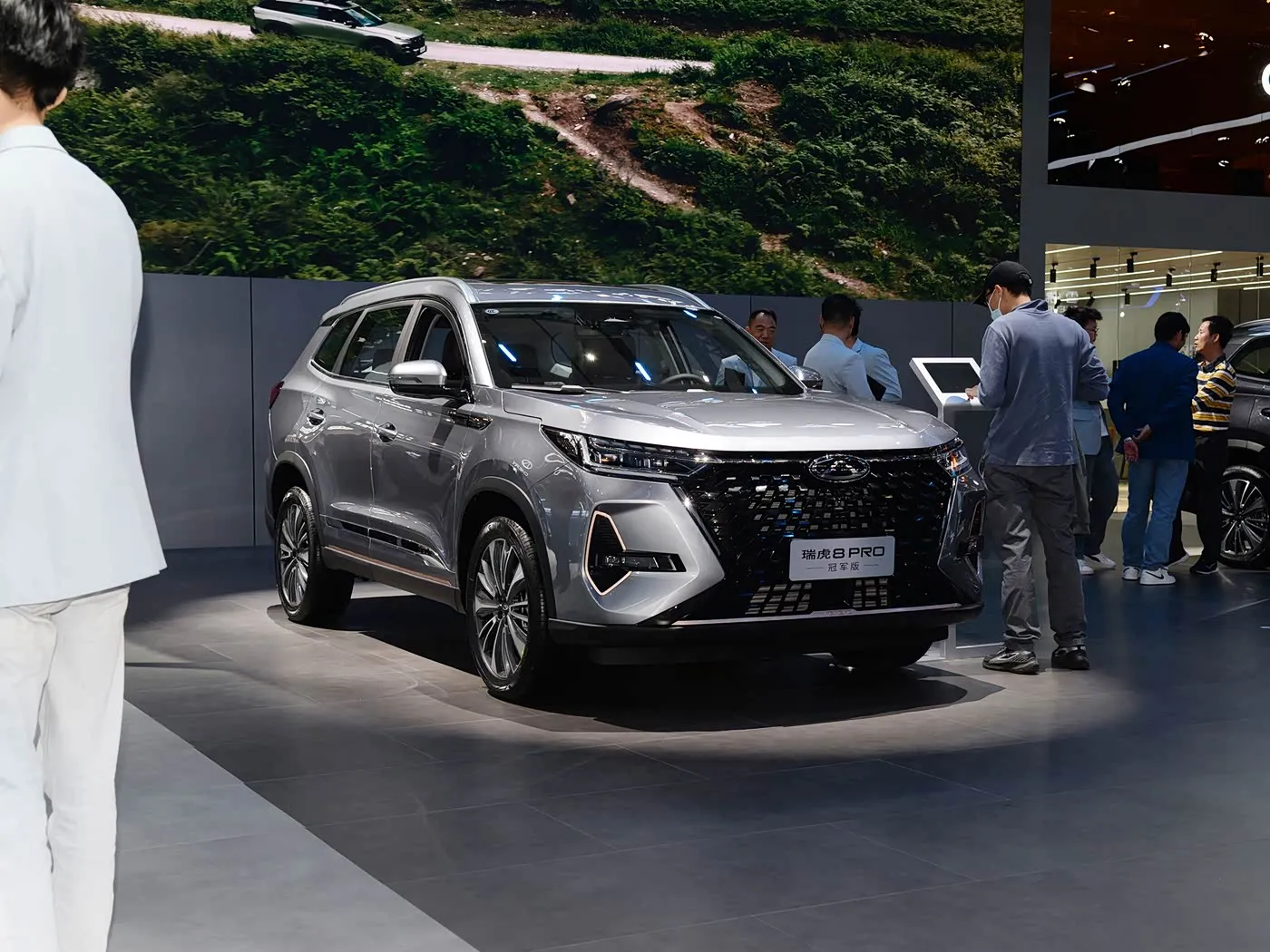 Chery Tiggo 8 Pro 高級ファミリー SUV 自動ギアボックス リアカメラ R18 左ガソリン ダークレザーシート ユーロ VI 排出 AWD