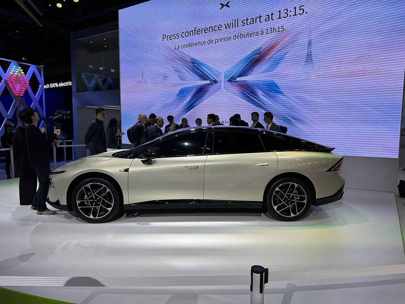 限定版 EV XPENG P7+ 5 人乗り純電気ハッチバック新デザイン左ステアリング 685 キロ最高速度新エネルギー車