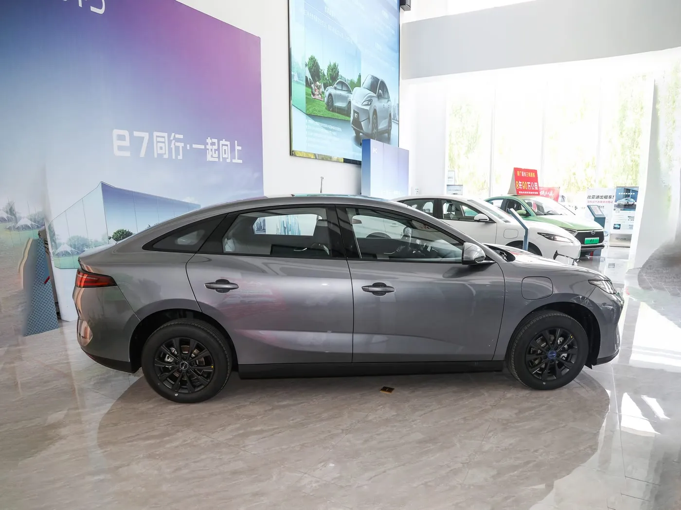 新モデル BYD E7 EV 車 150km/h 最高速度 136HP 180Nm トルク 5 人乗り電気自動車