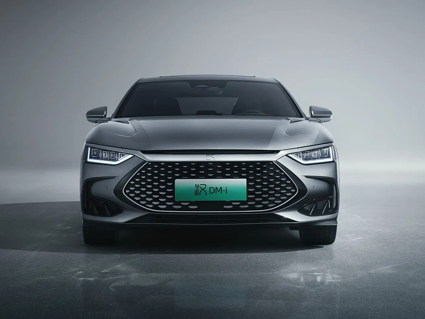 BYD Han EV/DM-i デュアルモーターパワーと最先端技術を搭載した電動高級セダン NEW ENERGE