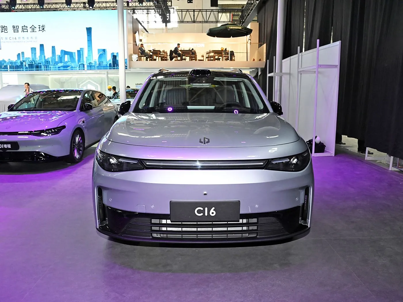 Leapmotor C16 5 ドア 6 人乗り EV SUV 4WD ドライブモード左ステアリング電気 & ハイブリッド燃料新エネルギー自動車