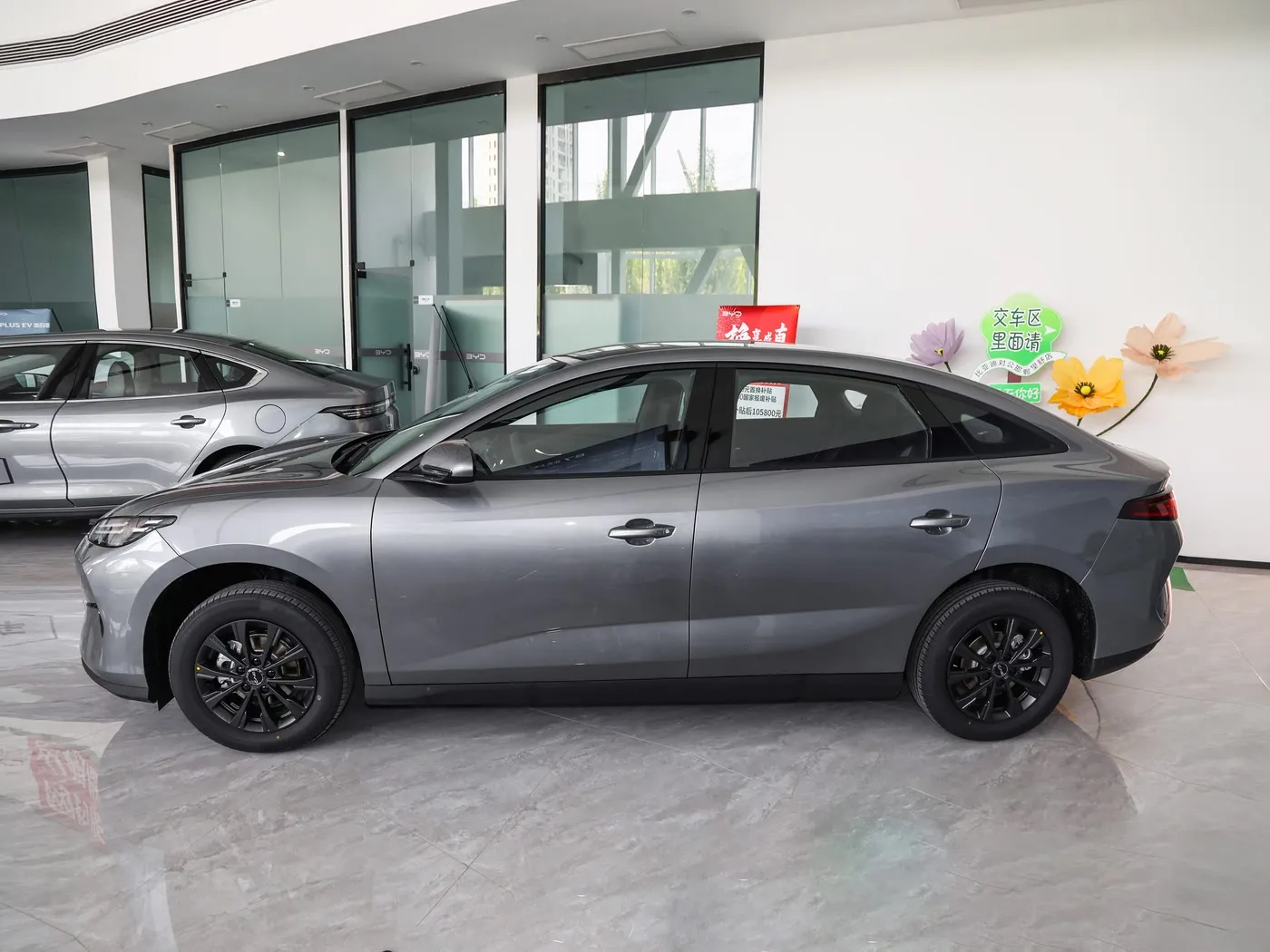 新モデル BYD E7 EV 車 150km/h 最高速度 136HP 180Nm トルク 5 人乗り電気自動車