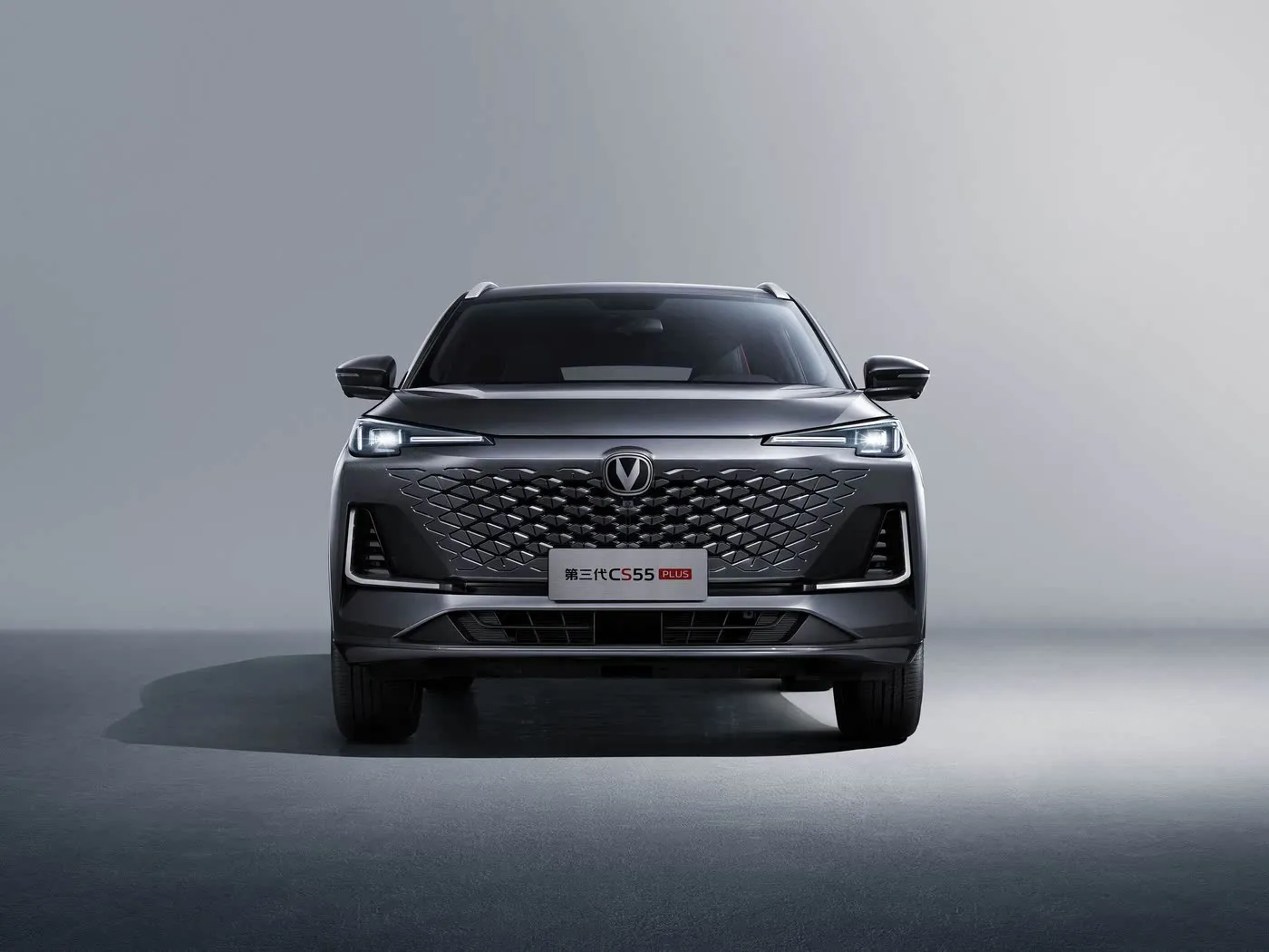 長安 CS55 PLUS コンパクト SUV 最高速度 190km/h、360° カメラ、デュアルゾーン AC および JBL オーディオ プレミアム トリム