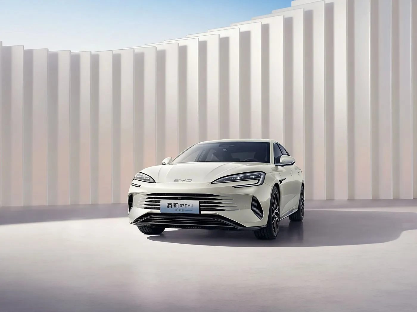 BYD シール 07 DM-i 電動 SUV 高速オートセダン EV モーター付き 4 人乗り左ステアリング新エネルギー車の特徴