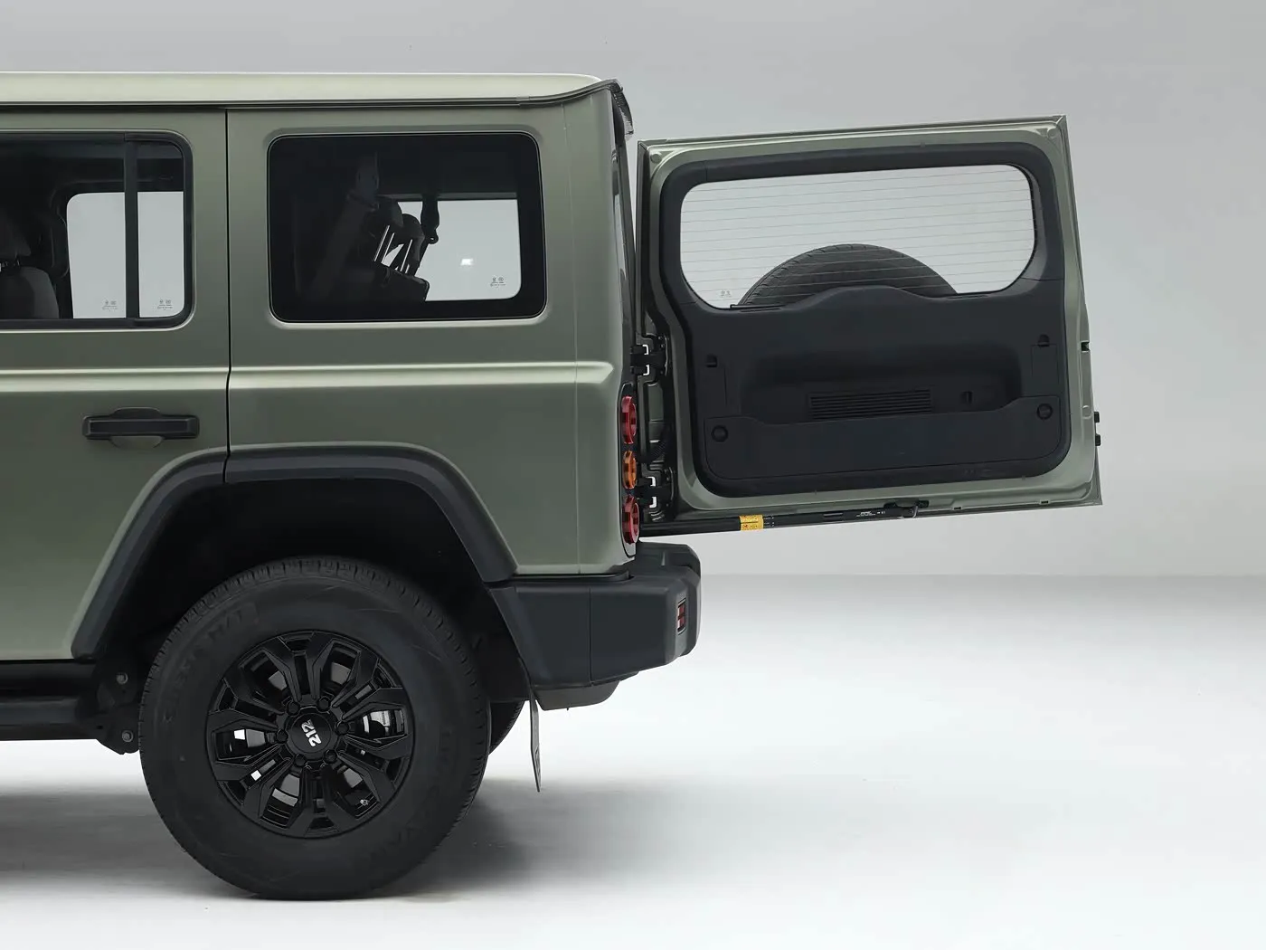 2025 BAIC 212 T01 頑丈な 4WD コンパクト SUV ガソリン/ディーゼル 8AT & レザーインテリア ヒーター付きレザーステアリングホイール ロングホイールベース