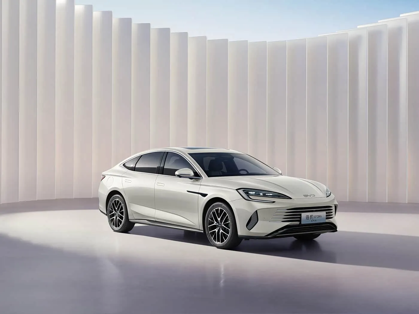 BYD シール 07 DM-i 電動 SUV 高速オートセダン EV モーター付き 4 人乗り左ステアリング新エネルギー車の特徴