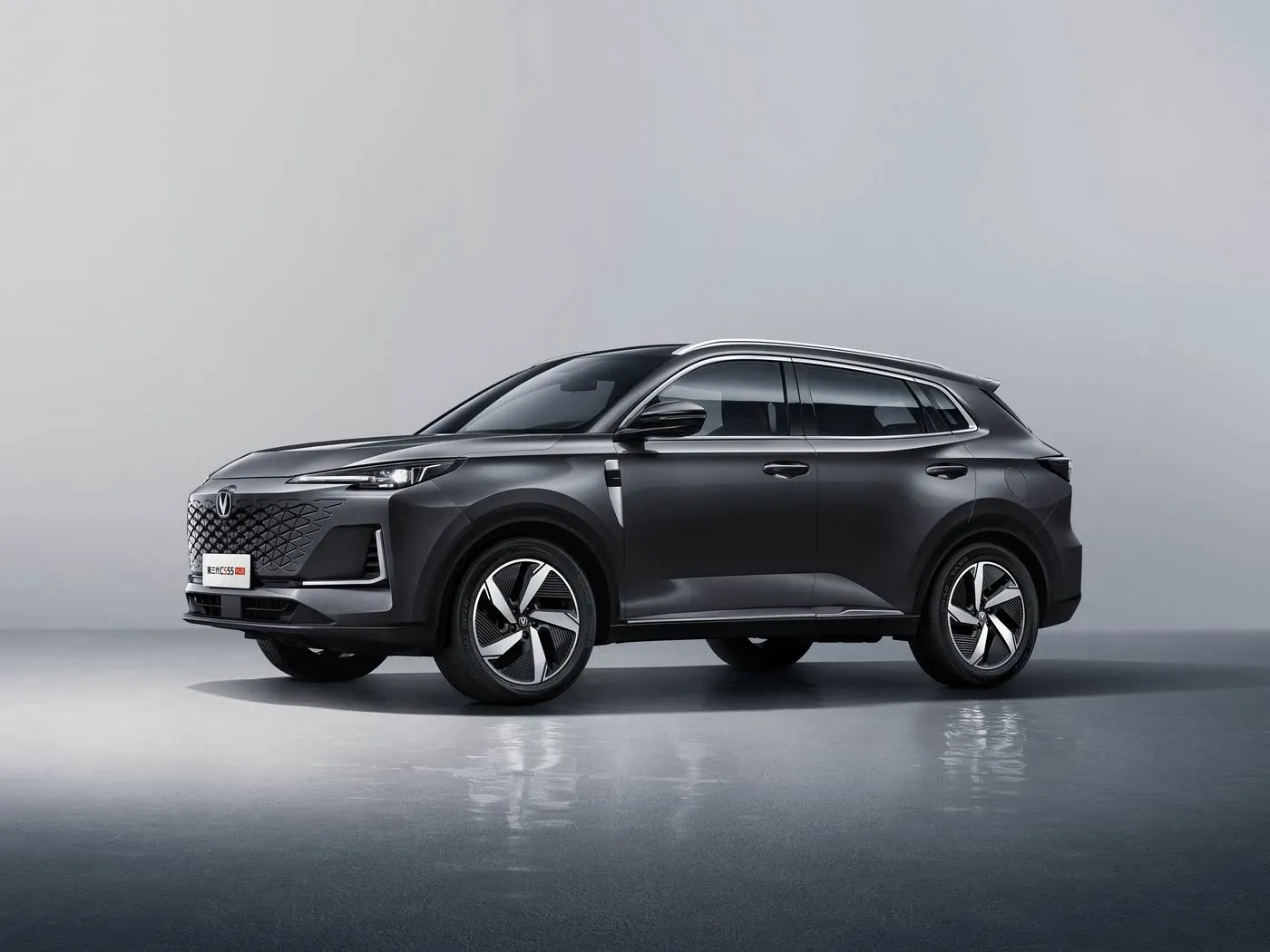 長安 CS55 PLUS コンパクト SUV 最高速度 190km/h、360° カメラ、デュアルゾーン AC および JBL オーディオ プレミアム トリム