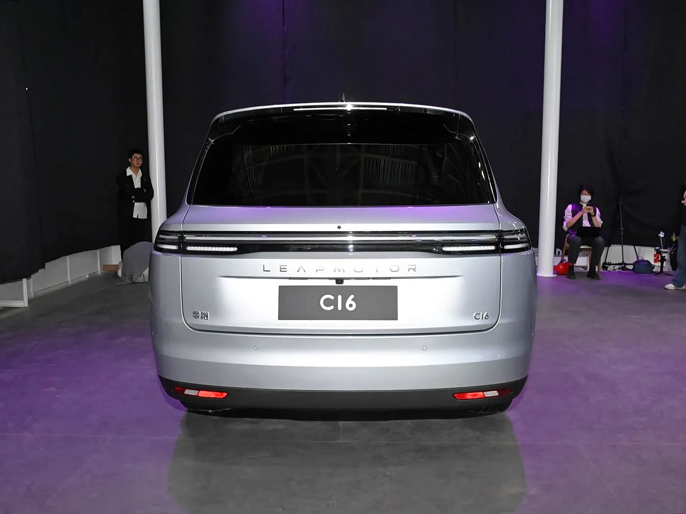 Leapmotor C16 5 ドア 6 人乗り EV SUV 4WD ドライブモード左ステアリング電気 & ハイブリッド燃料新エネルギー自動車