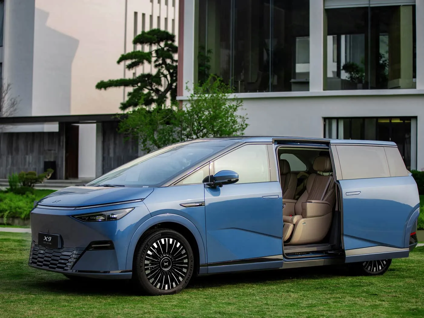 Xpeng X9 長距離 MPV SUV 純電気左ステアリング競争力のある価格新エネルギー車