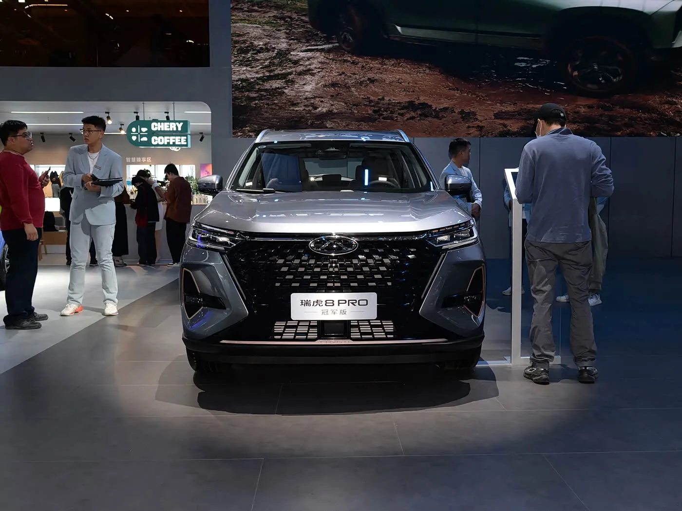 Chery Tiggo 8 Pro 高級ファミリー SUV 自動ギアボックス リアカメラ R18 左ガソリン ダークレザーシート ユーロ VI 排出 AWD