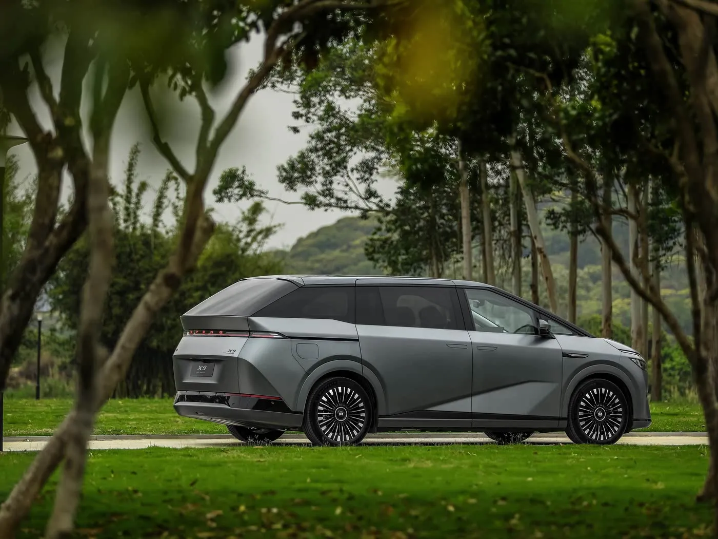 Xpeng X9 長距離 MPV SUV 純電気左ステアリング競争力のある価格新エネルギー車