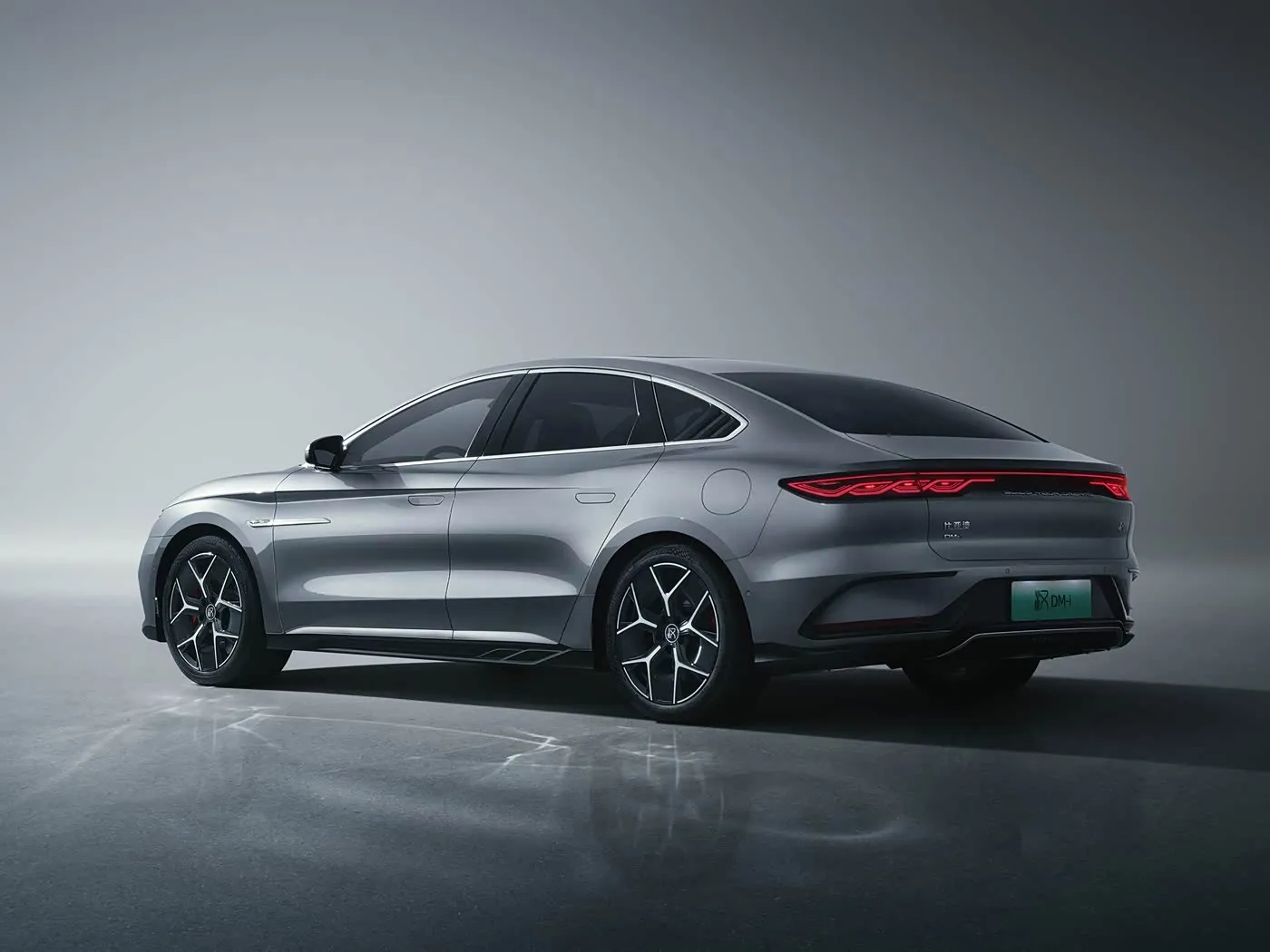 BYD Han EV/DM-i デュアルモーターパワーと最先端技術を搭載した電動高級セダン NEW ENERGE