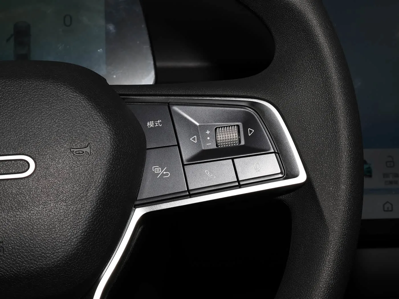 新モデル BYD E7 EV 車 150km/h 最高速度 136HP 180Nm トルク 5 人乗り電気自動車