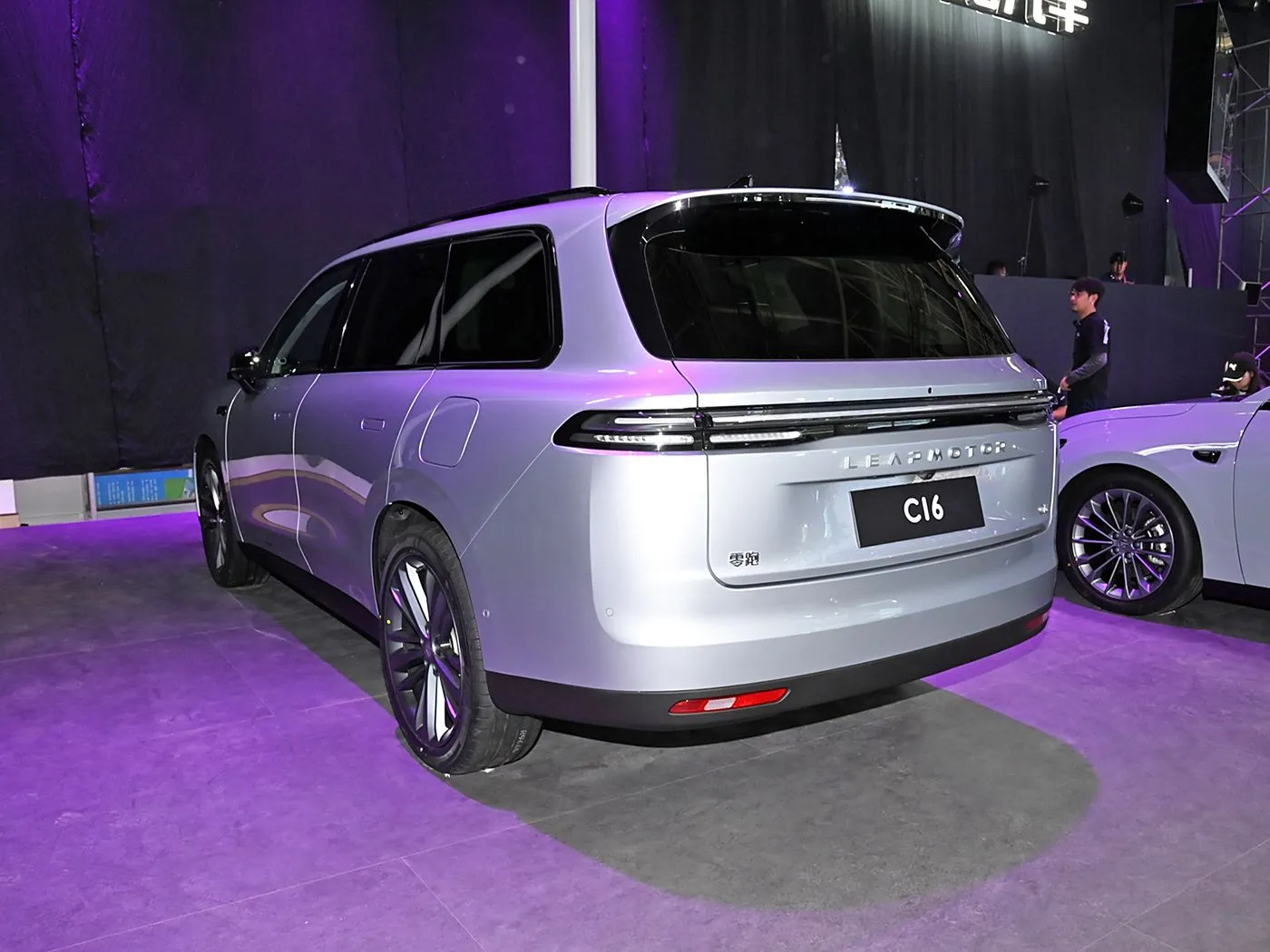 Leapmotor C16 5 ドア 6 人乗り EV SUV 4WD ドライブモード左ステアリング電気 & ハイブリッド燃料新エネルギー自動車